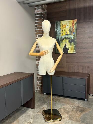 IMG_1528 M-133 Манекен торс демонстрационный женский, шарнирные руки деревона подставке, велюр/золото | ECONOMPANEL.BY