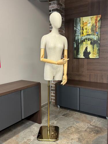 0-02-05-bbb75cfaad6076c7d9b96affc1264eaebe1d864b354f4ddce9453e922b478890_da213c9a2b425332 M-429 Манекен торс демонстрационный женский, шарнирные руки деревона подставке, серый/золото | ECONOMPANEL.BY